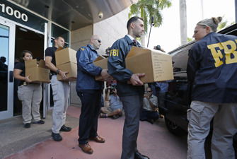 FBI bærer kasser ud af kontor