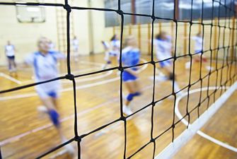 Volleyballpiger ved nettet