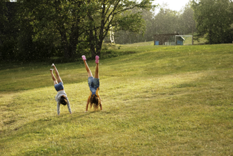 Børn står på hænder