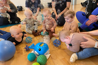 Babyer leger med sæbebobler