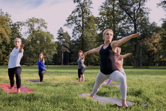 Kvinder dyrker yoga