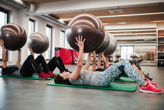 Kvinder med gymnastikbolde. Foto: Colourbox