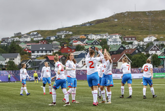 Færøske fodboldkvinder spiller kamp.