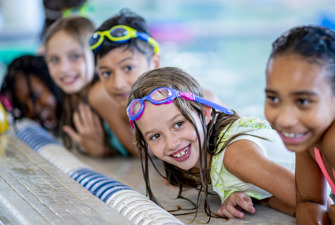 Børn i svømmehallen