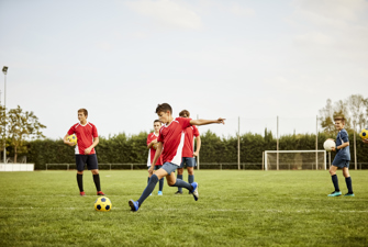 Dreng sparker til fodbold. Foto: GettyImages/Morsa Images