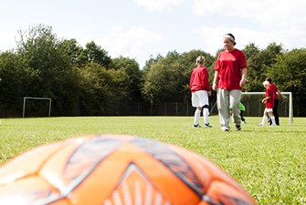 Socialt udsatte spiller fodbold