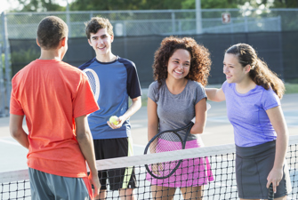 Teenagere spiller tennis. Foto: GettyImages/kali9