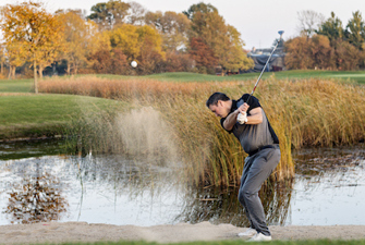 Mand spiller golf på Møn