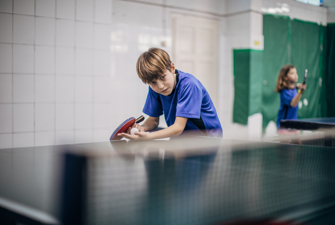 Dreng spiller bordtennis