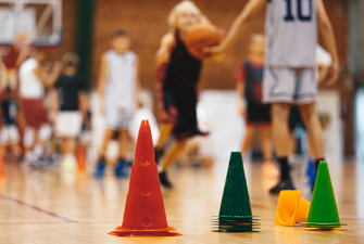 børn spiller basket