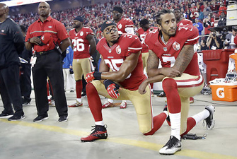 To atleter knæler i protest.