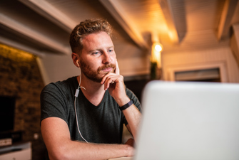 Mand lytter til podcast