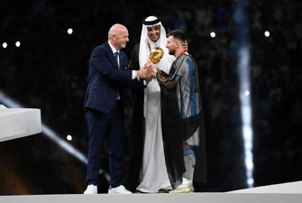 FIFA-præsident Gianni Infantino og emir, Sheikh Tamim bin Hamad Al Thani overrækker VM-trofæet til Messi efter, at Argentina har vundet VM-finalen 2022.