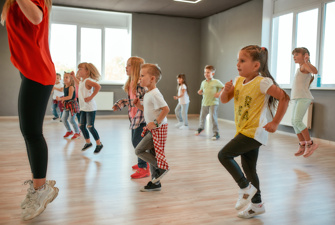 Børn der danser.