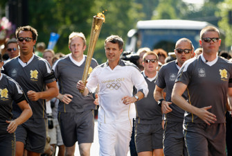 Kronprins Frederik løber med olympisk fakkel