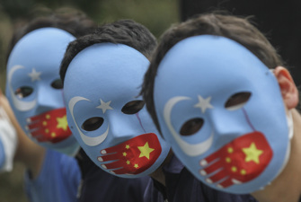 Demonstranter med maske med det det kinesiske flag