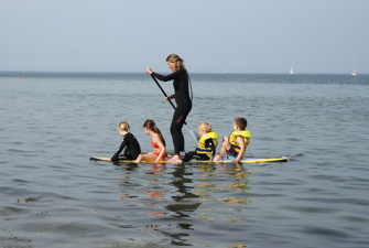 Kvinde m. børn på stand up paddle. Foto: Morten Bertelsen