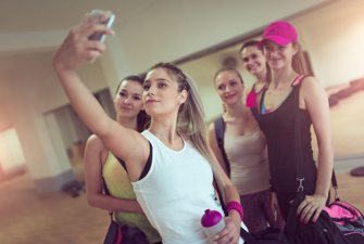 Pige tager gruppebillede i fitness