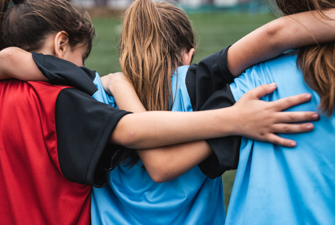 Børn holder om hinanden