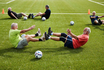 Ældre motionerer med fodbold. Foto: Gentofte Kommune