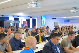 Konferencedeltagere til oplæg