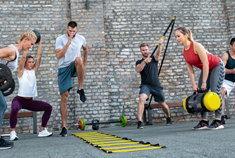 Unge mennesker der dyrker crossfit udendørs