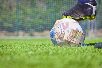 Fodbold og penge. Foto: GettyImages/piranka
