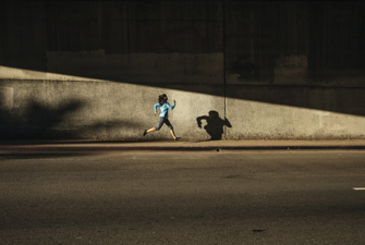 Kvinde løber på fortov