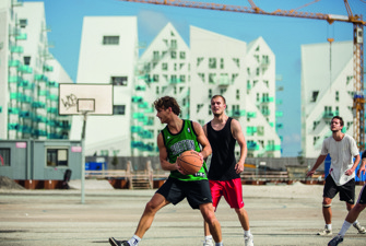 Mænd spiller basket på Aarhus Ø. Foto: VisitAarhus/Photopop