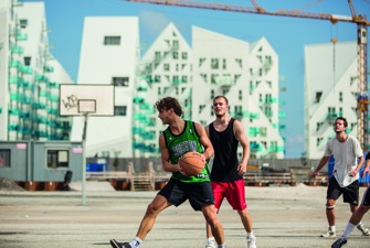 Mænd spiller basket på Aarhus Ø. Foto: VisitAarhus/Photopop