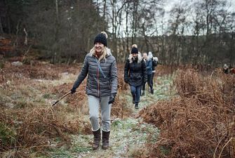 kvinder går tur i skoven
