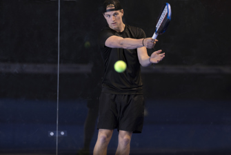 Sej mand spiller padel