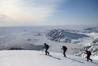 Folk der står på ski i Grønland