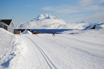 Person står på ski, Grønland. Foto: Grønlands Idræts-forbund