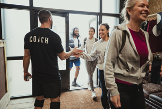 Folk ankommer til fitness. Foto: GettyImages/SolStock