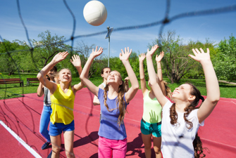 Børn spiller volleyball
