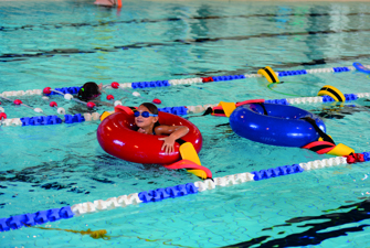 Pige i svømmehal. Foto: Kenneth Jensen