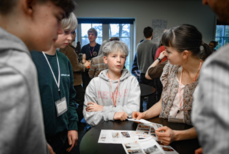 Elev taler ved rundt bord