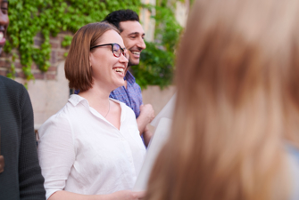 Kvinde smiler til sang