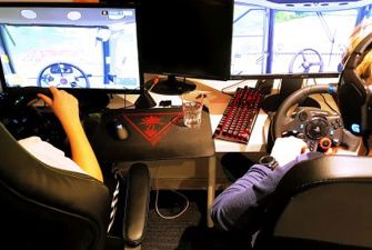 Drenge sidder og gamer. 