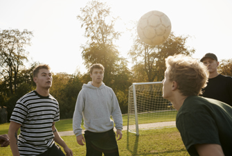 Mænd spiller fodbold