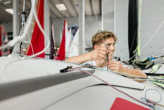 Dreng ved båd. Foto: Yellows for Team Danmark