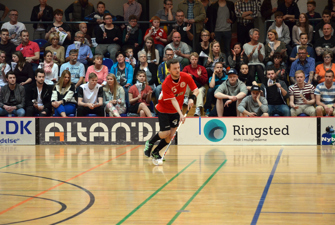 Mand spiller hockey foran publikum_Benløse IF.