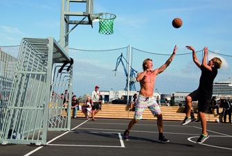 Basketballspillere på havnen