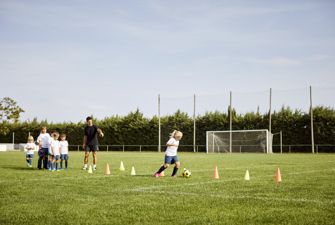 Små børn spiller fodbold. Foto: GettyImages/Morsa Images