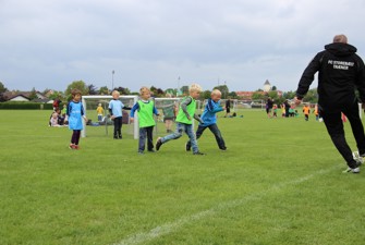 Små børn spiller fodbold. Foto: Slagelse Kommune
