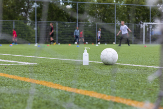 Fodbold og håndsprit. Foto: GettyImages/GAPS