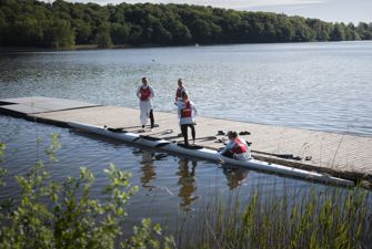 Roere ved kajakker. Foto: Yellows for Team Danmark