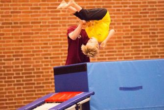 Dreng dyrker gymnastik.