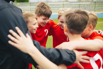 Drenge jubler til fodbold